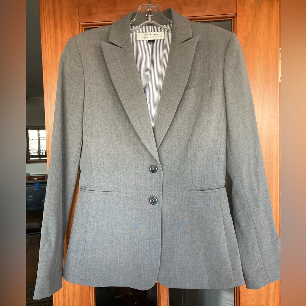Tahari gray career classic 2 button jacket size 2❤️🥰